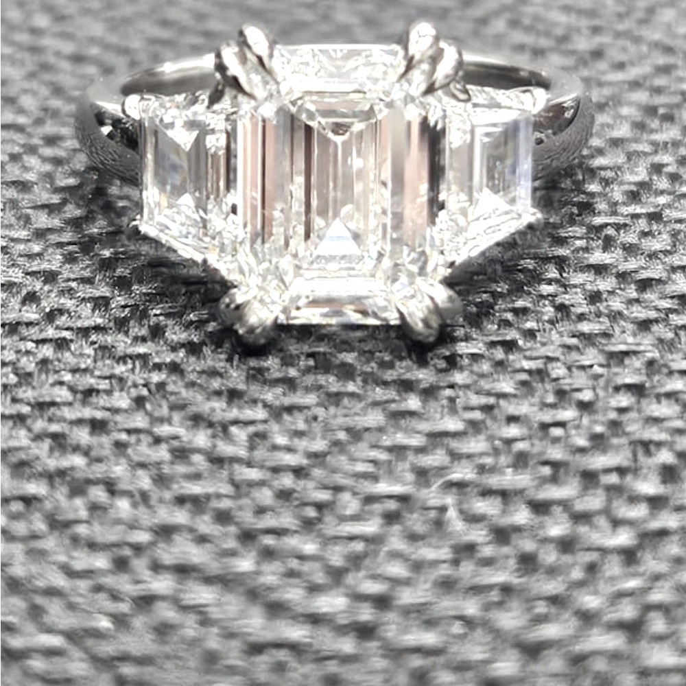 Elegant certified emerald cut platinum lab diamond engagement ring - Picture 4 of 9
